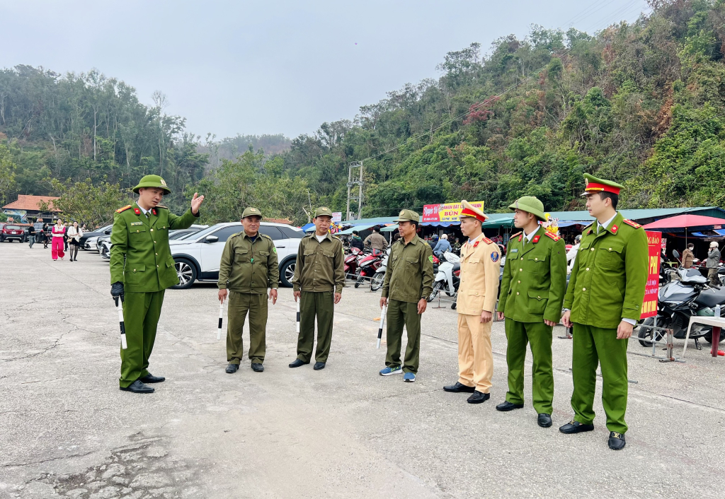 Công an huyện Vân Đồn triển khai lực lượng thực hiện nhiệm vụ bảo đảm ANTT tại Đền Cặp Tiên.