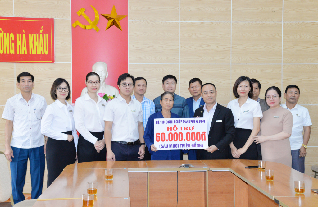 Công ty TNHH Dịch vụ Đại lý thuế A&T, phường Hà Khẩu, TP Hạ Long trao 60 triệu đồng kinh phí hỗ trợ hộ ông Phùng Văn Bằng, bà Nguyễn Thị Thành xây dựng nhà mới. Ảnh: Nguyễn Chiến
