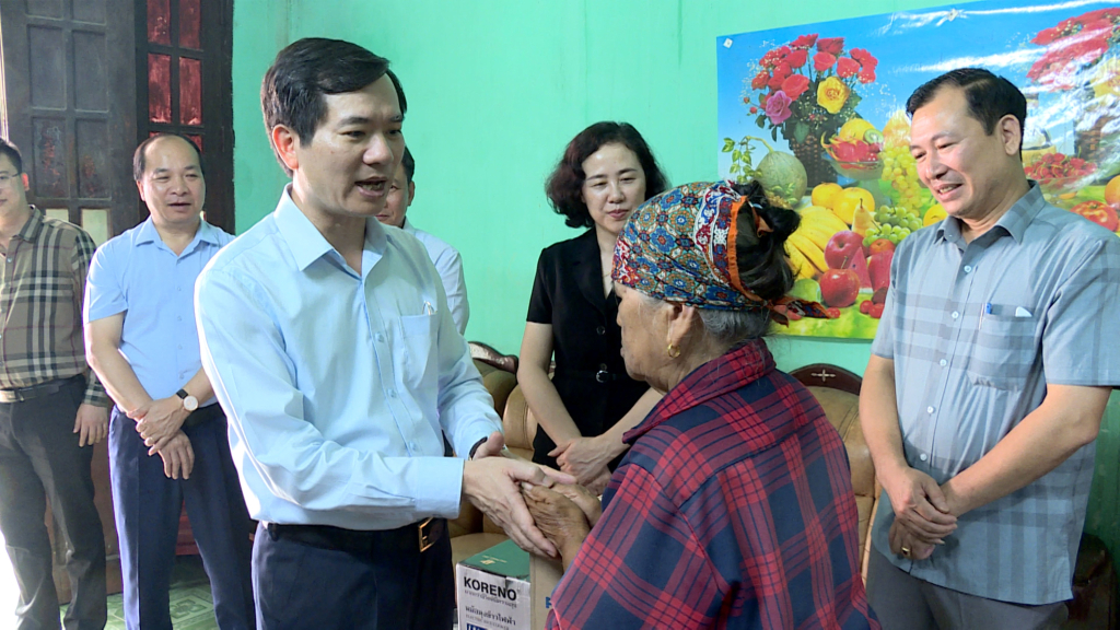 Đồng chí Vũ Quyết Tiến, Ủy viên BTV Tỉnh ủy, Bí thư Thành ủy Hạ Long thay mặt đoàn thăm hỏi, tặng quà, động viên gia đình bà Vũ Thị Thủy, thôn Đồng Tâm, xã Lê Lợi, bị hư hỏng nhà trong cơn bão số 3. Ảnh: Mai Hương