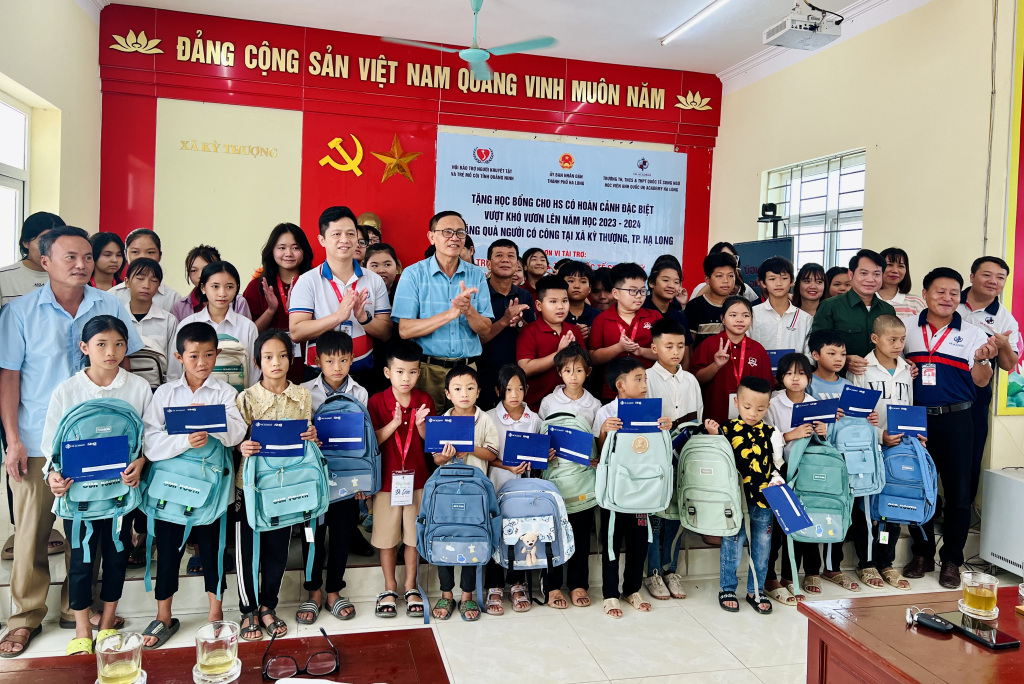 Hội Bảo trợ Người khuyết tật và Trẻ mồ côi tỉnh Quảng Ninh đã phối hợp với nhà hảo tâm trao tặng học bổng cho học sinh nghèo vượt khó xã Kỳ Thượng, TP Hạ Long. Ảnh: Hằng Ngần