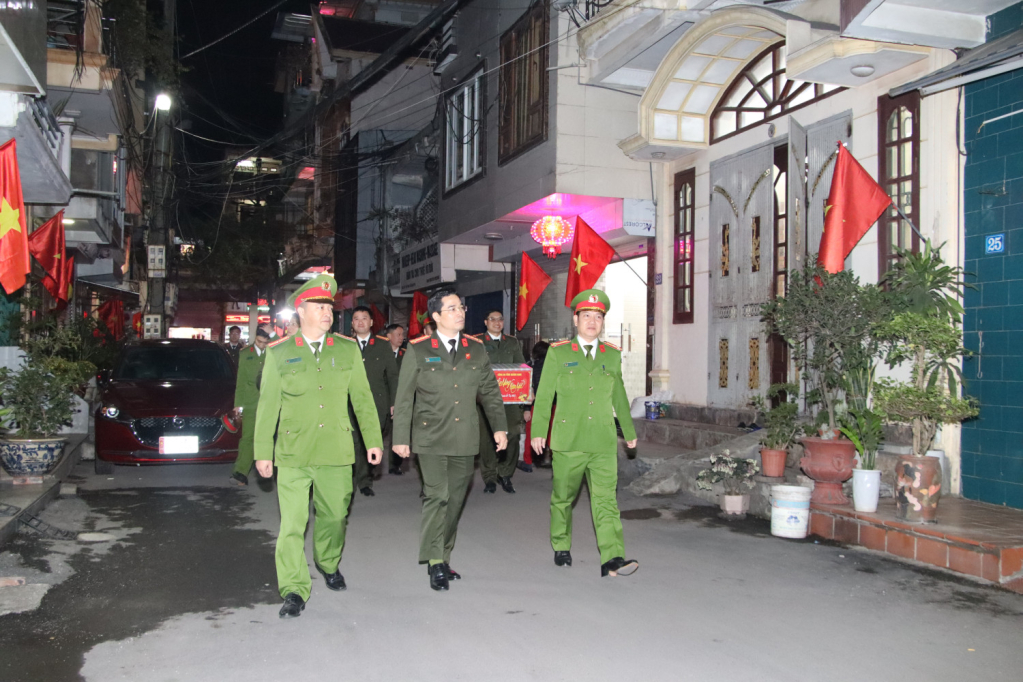 Đại tá Trần Văn Phúc - Giám đốc Công an tỉnh cùng đoàn công tác kiểm tra công tác phòng chống đốt pháo khu phố 7, phường Cửa Ông, TP Cẩm Phả.