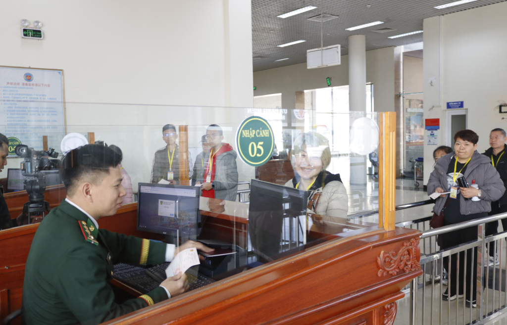 Hoạt động XNC, tại Cửa khẩu Quốc tế Móng Cái diễn ra bình thường trong Kỳ nghỉ Tết với hơn 90.000 lượt khách du lịch đến Móng Cái trong những ngày đầu năm mới
