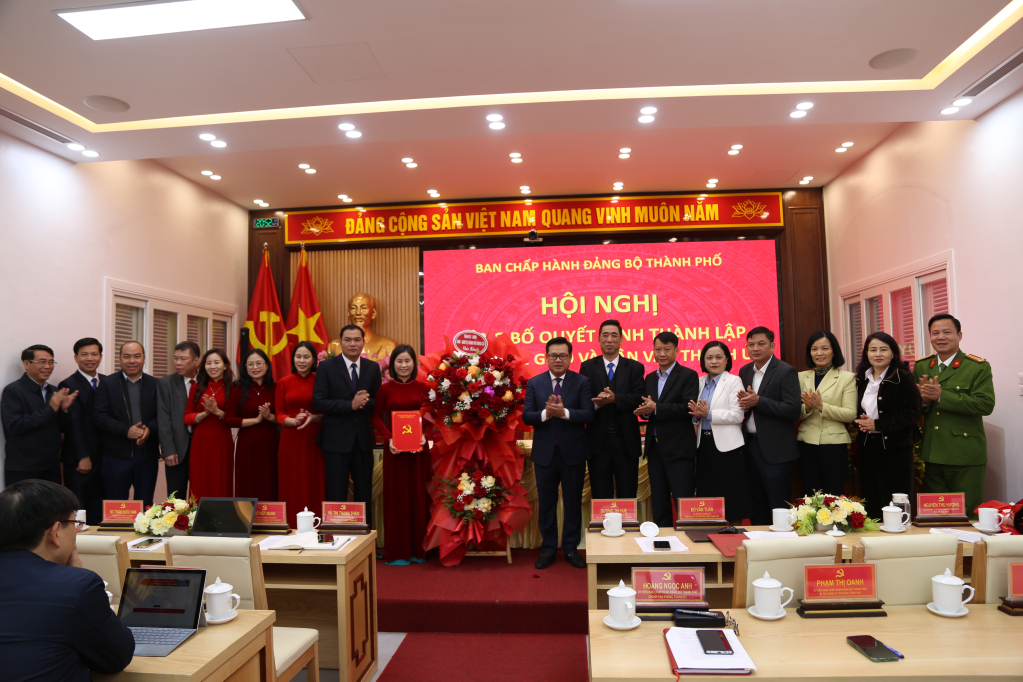 Lãnh đạo Thành uỷ Móng Cái trao các quyết định về việc phân công, công tác cán bộ đối với các chức vụ Phó Trưởng Ban và chuyên viên Ban Tuyên giáo và Dân vận Thành ủy 