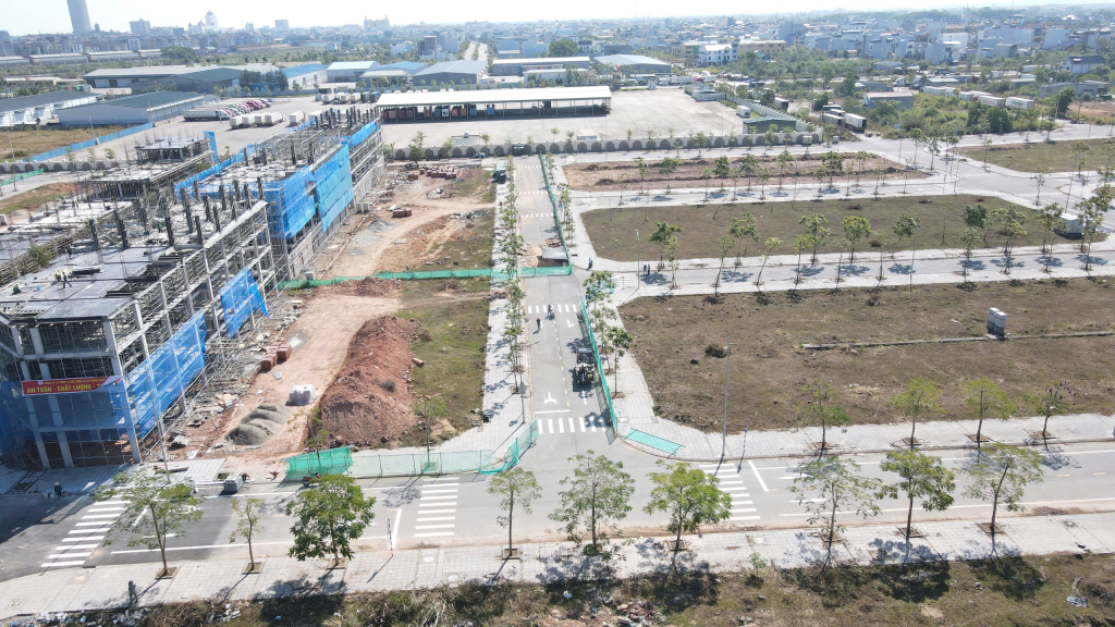 Các công trình, dự án đầu tư trên địa bàn thành phố đã khởi động ngay từ những ngày đầu năm mới (Trong ảnh: Thi công dự án Khu đô thị Km3+4 Hải Yên)