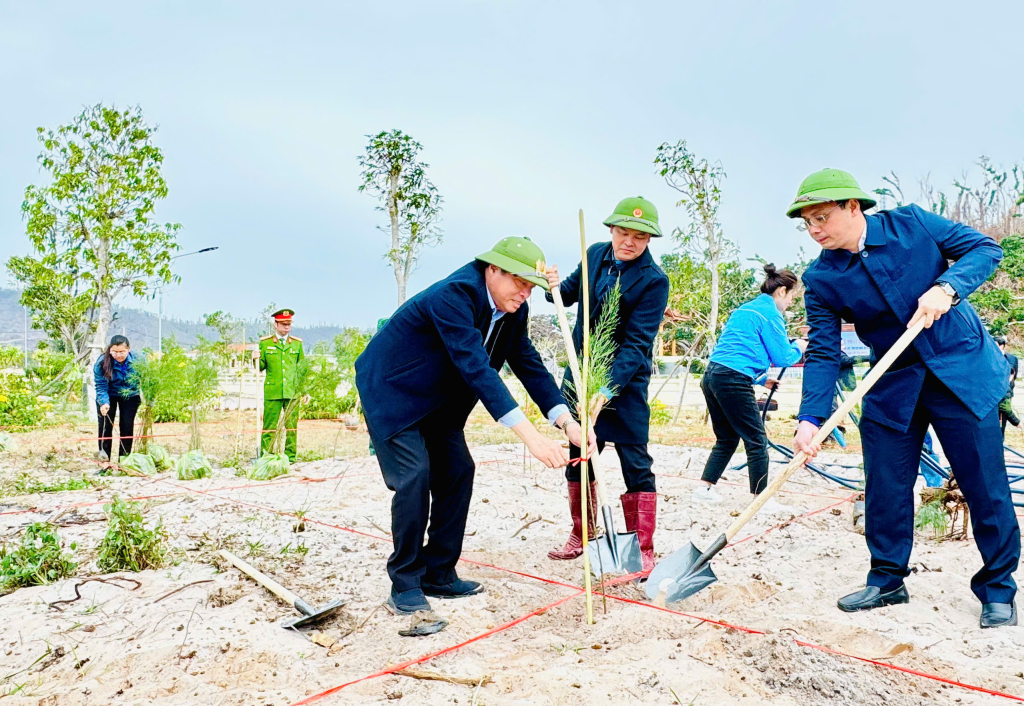 Các đồng chí lãnh đạo huyện Vân Đồn tham gia Tết trồng cây Xuân Ất Tỵ 2025.