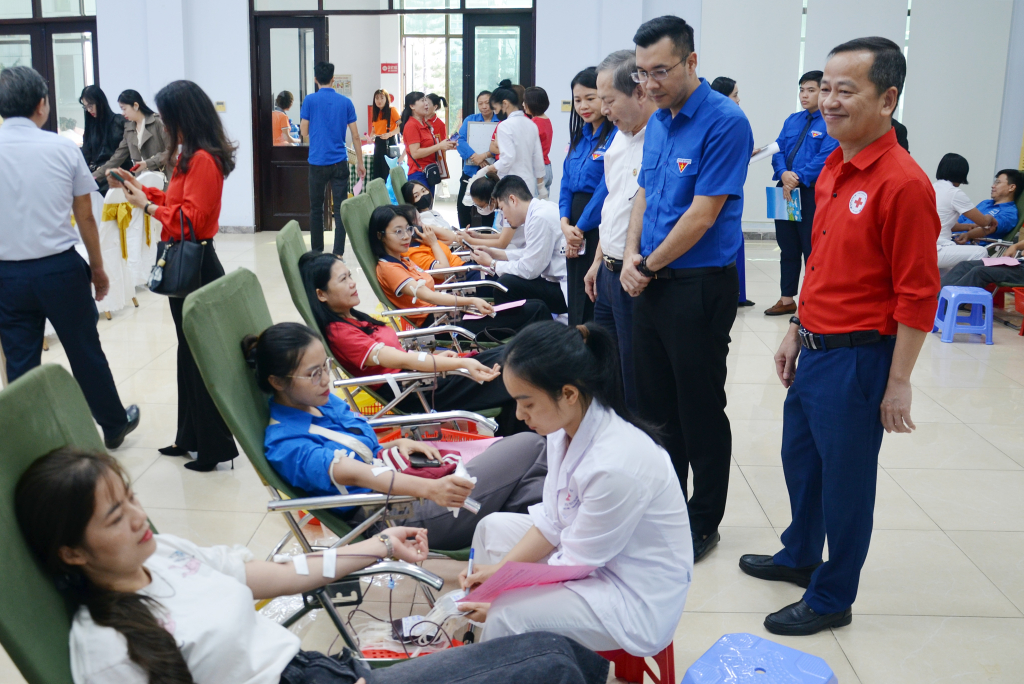 Thường trực BCĐ Vận động HMTN tỉnh cùng lãnh đạo Tỉnh Đoàn, Hội Chữ thập đỏ TP Hạ Long động viên các tình nguyện viên tham gia Chương trình HMTN tháng 11/2024.