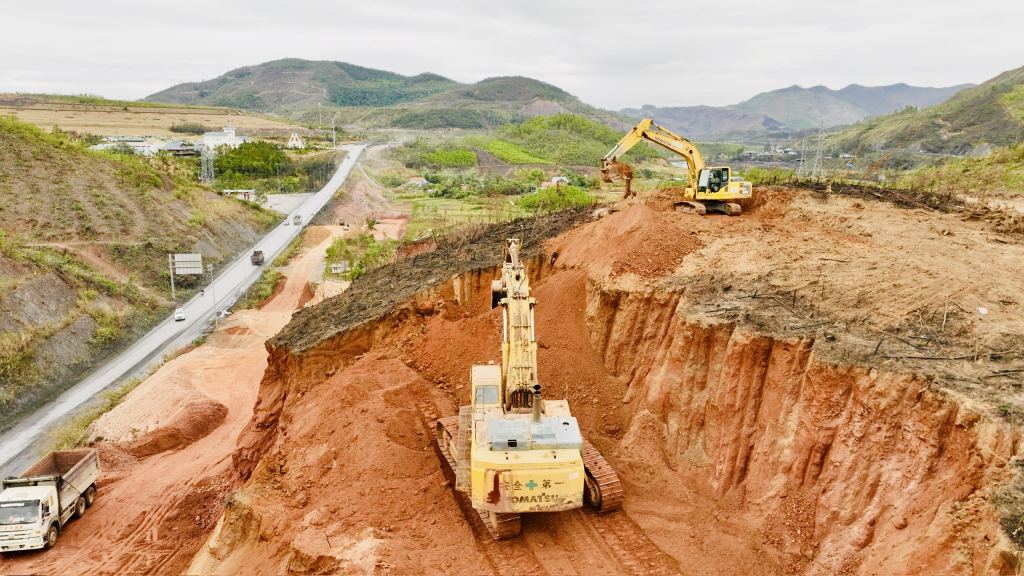 Đơn vị nhà thầu thi công bốc xúc đất đá, hạ cốt nền đường dự án cải tạo, nâng cấp Quốc lộ 279.