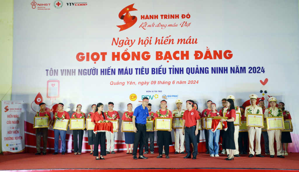 Anh Nguyễn Xuân Duy được tôn vinh 