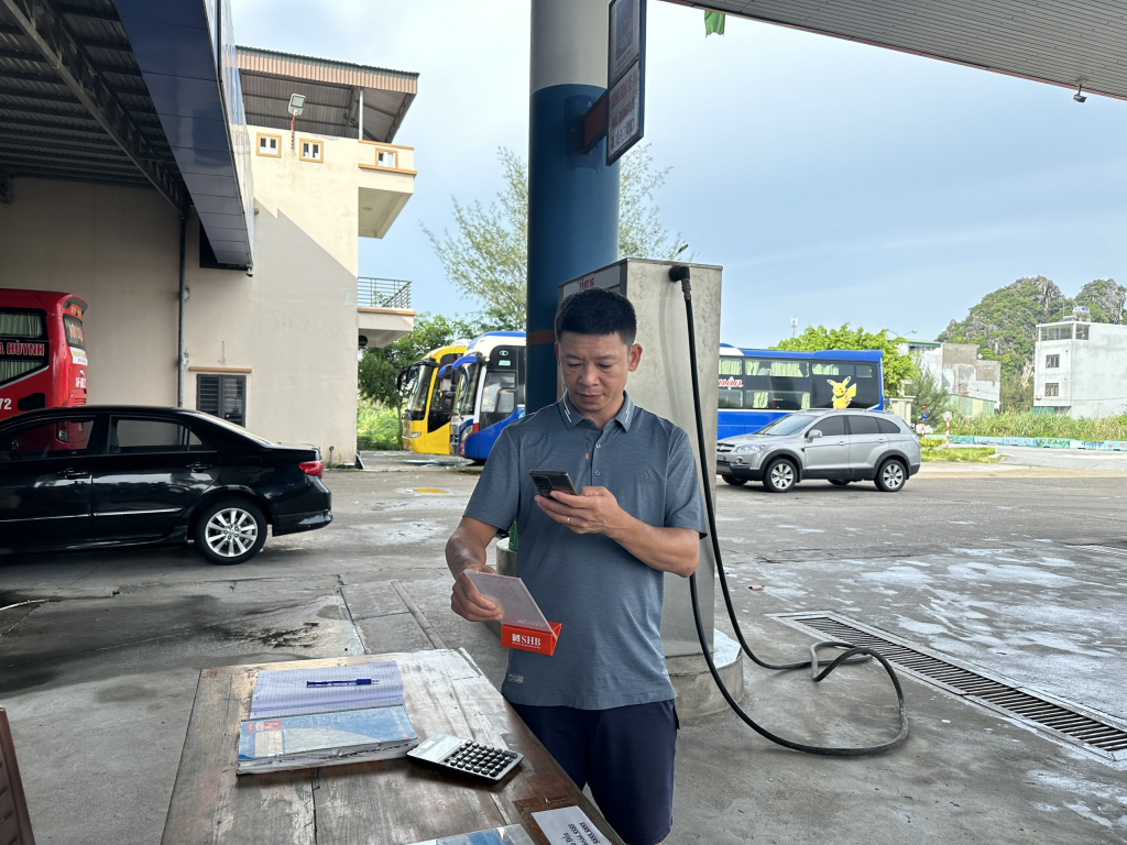 Người dân thanh toán bằng cách quét mã QR code tại cửa hàng xăng dầu trên địa bàn huyện Vân Đồn. Ảnh: Cao Quỳnh