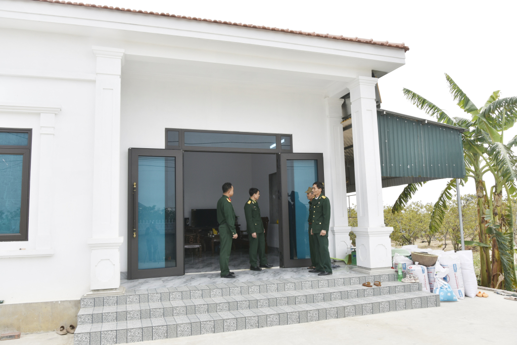 Hội CCB TP Đông Triều thăm động viên CCB Nguyễn Văn Bắc thôn Khê Thượng, xã Việt Dân có ngôi nhà mới xây dựng năm 2024.