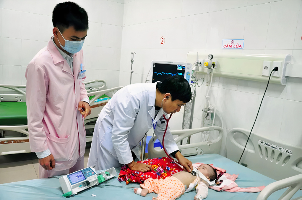 Khám bệnh cho bệnh nhi tại Bệnh viện Sản nhi Quảng Ninh.