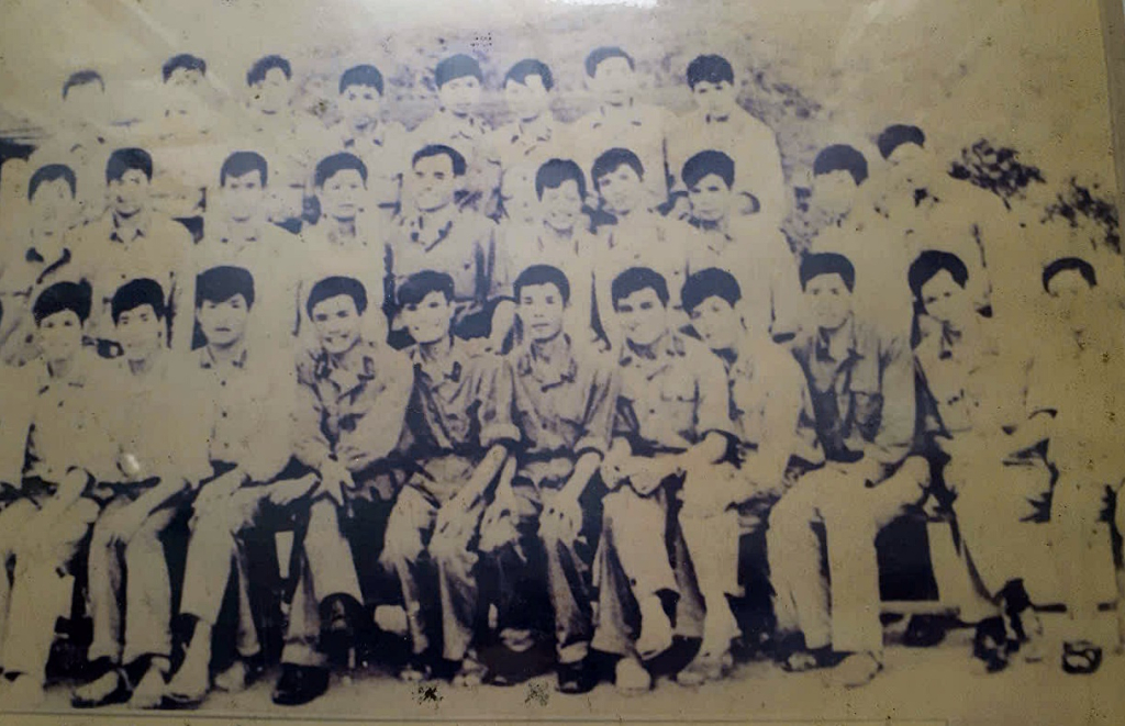 CCB Đoàn Hải Yến (thứ 5 hàng ngồi, từ trái sang) chụp ảnh cùng các chiến sĩ tại Đồn Biên phòng Pò Hèn (tháng 12/1978). Ảnh: Tư liệu