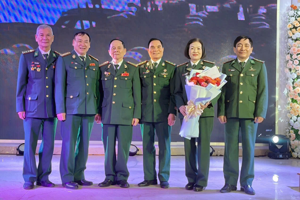 CCB Đoàn Hải Yến (thứ 3, phải sang) cùng các CCB Bộ đội Biên phòng tỉnh.