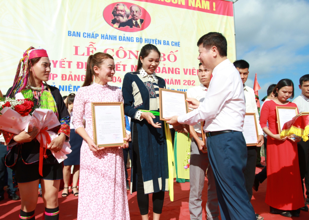 Lãnh đạo huyện Ba Chẽ trao quyết định kết nạp Đảng cho đảng viên người DTTS trên địa bàn năm 2024. Ảnh: Phạm Học.