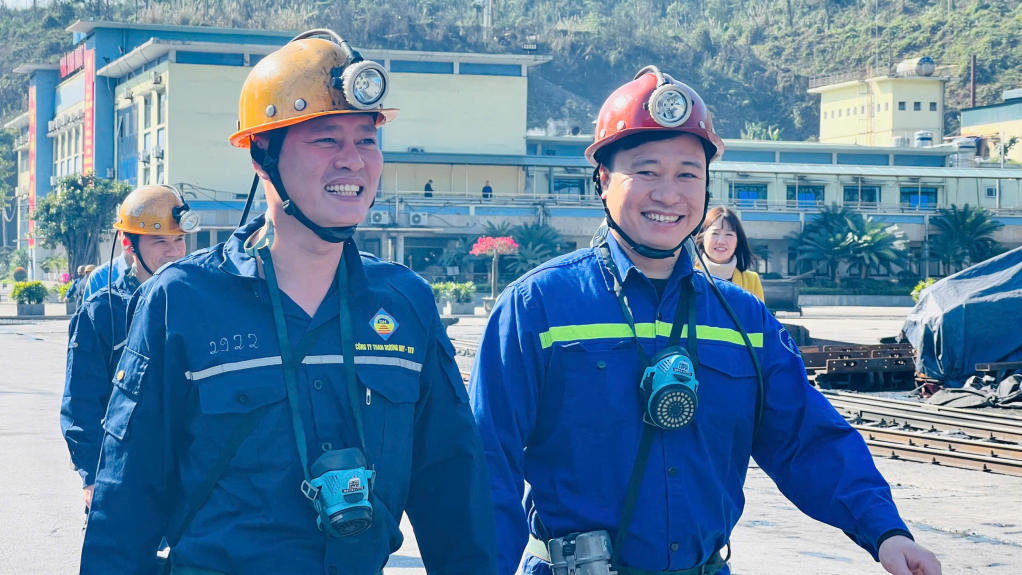 Anh Nguyễn Quốc Dần (bên phải) cùng đồng nghiệp vào lò.