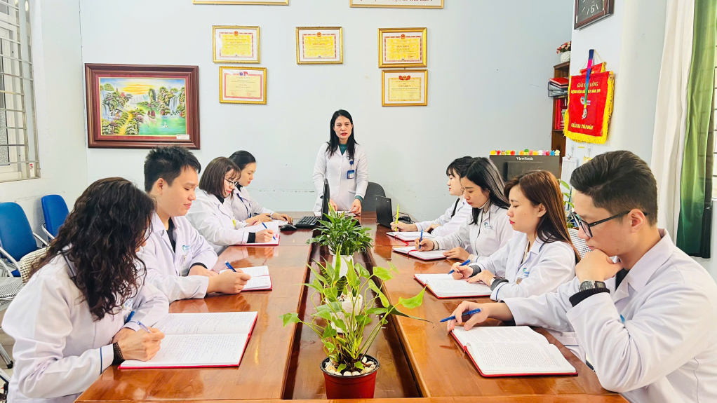 Chị Hà Thị Dung chủ trì cuộc họp chi bộ.