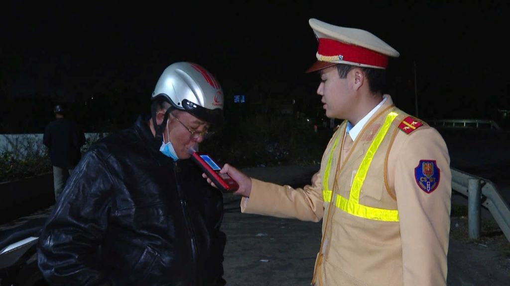 Lực lượng CSGT-TT Công an TX Quảng Yên kiểm tra nồng độ cồn người điều khiển phương tiện tham gia giao thông.