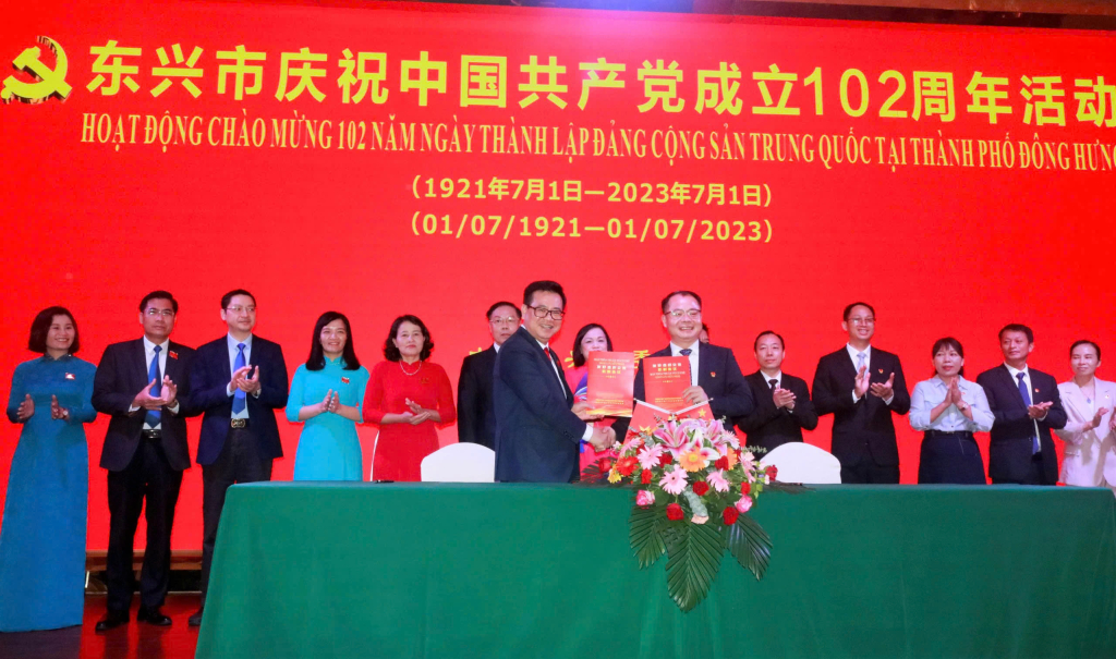 Lãnh đạo TP Móng Cái, tỉnh Quảng Ninh (Việt Nam) - TP Đông Hưng (tỉnh Quảng Tây, Trung Quốc) ký thỏa thuận hợp tác nhân dịp Chào mừng kỷ niệm 102 năm Ngày thành lập Đảng Cộng sản Trung Quốc, tháng 7/2023.