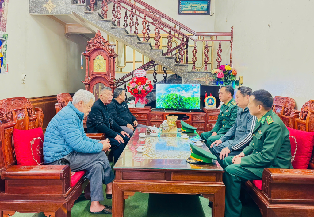 Lãnh đạo Đồn Biên phòng Trà Cổ thăm hỏi nhân dân phường Trà Cổ về hoạt động ngoại giao nhân dân với các địa phương biên giới nước bạn Trung Quốc.