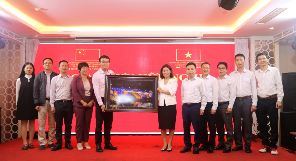 Lãnh đạo phường Trần Phú, TP Móng Cái (Việt Nam) tặng quà lưu niệm cho lãnh đạo trấn Đông Hưng, TP Đông Hưng (Trung Quốc) nhân dịp giao lưu hữu nghị, tháng 4/2023.