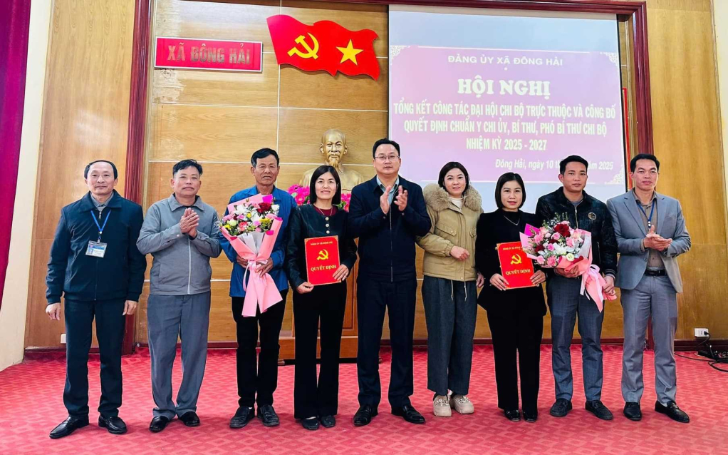 Xã Đông Hải, huyện Tiên Yên công bố và trao quyết định công nhận Ban Chi ủy, Bí thư, Phó Bí thư Chi bộ, nhiệm kỳ 2025-2027. Ảnh: Trung tâm TT&VH Tiên Yên.