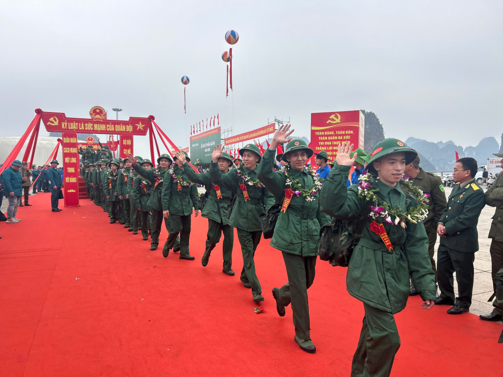 Các tân binh TP Hạ Long phấn khởi lên đường nhập ngũ.