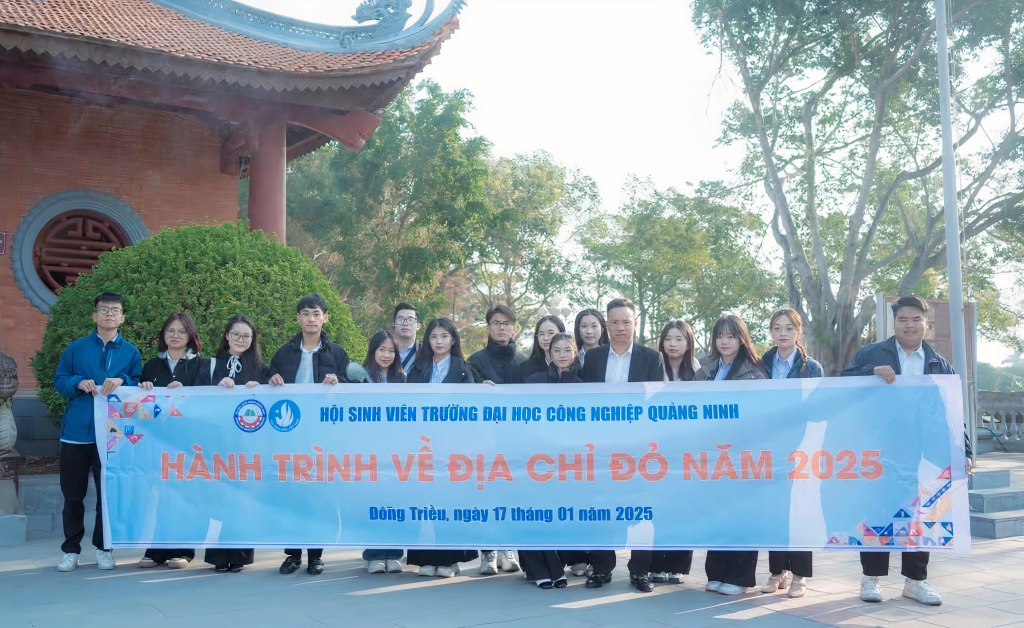 Hội Sinh viên trường Đại hội Công nghiệp Quảng Ninh tổ chức hành trình đến với địa chỉ đỏ năm 2025 tại đền An Sinh (TP Đông Triều).
