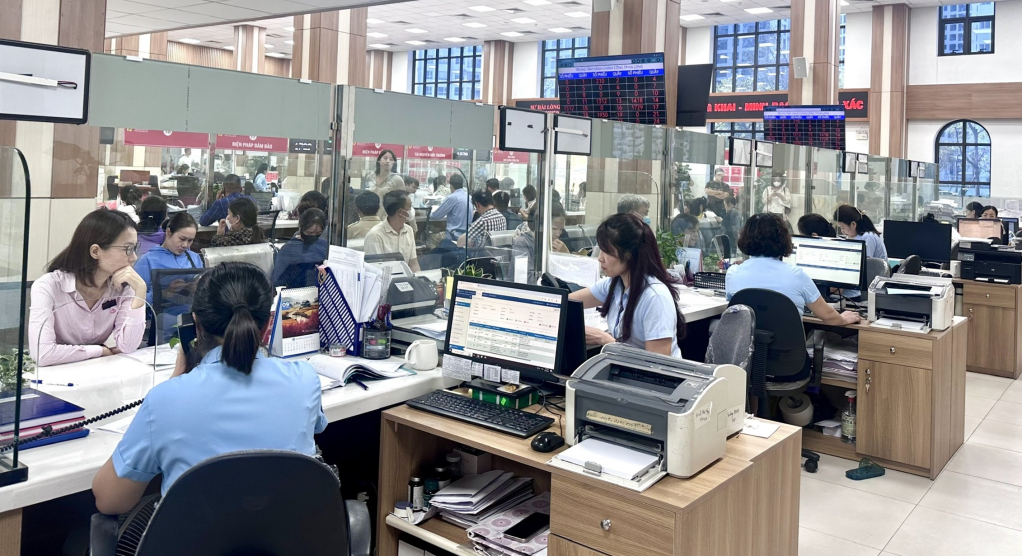 Cán bộ BHXH tỉnh giải quyết TTHC liên quan đến BHXH, BHYT cho người dân tại Chi nhánh Trung tâm Phục vụ hành chính công TP Hạ Long.