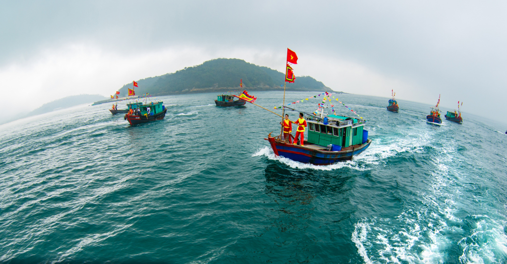 Đoàn thuyền ra khơi bắt đầu một mùa biển mới.
