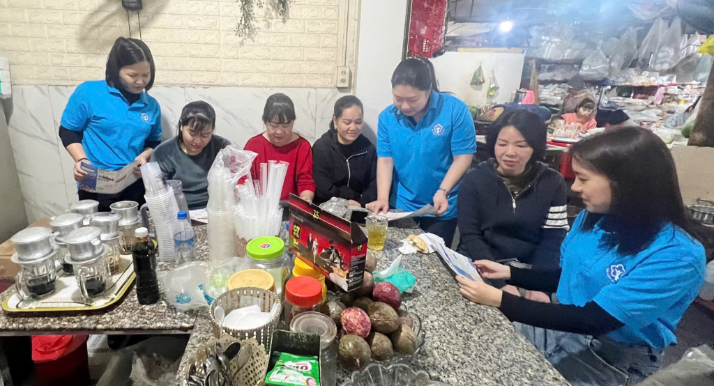 Cán bộ BHXH TP Cẩm Phả vận động hộ tiểu thương tham gia BHXH tự nguyện.