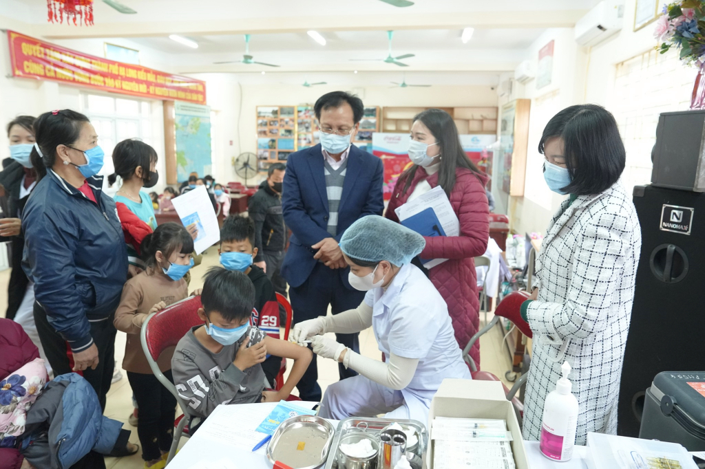 CDC Quảng Ninh, Trung tâm y tế TP Hạ Long kiểm tra, giám sát hoạt động tiêm chủng vắc-xin phòng sởi cho các trường hợp đủ điều kiện tiêm chủng tại khu 8, phường Hà Phong (TP Hạ Long). Ảnh Ngọc Phượng (CDC Quảng Ninh)