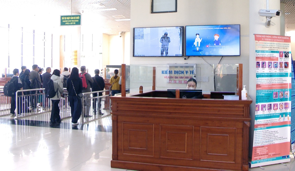 100% người nhập cảnh đều được kiểm tra thân nhiệt tự động tại Cửa khẩu quốc tế Móng Cái. Ảnh: Nguyễn Trang