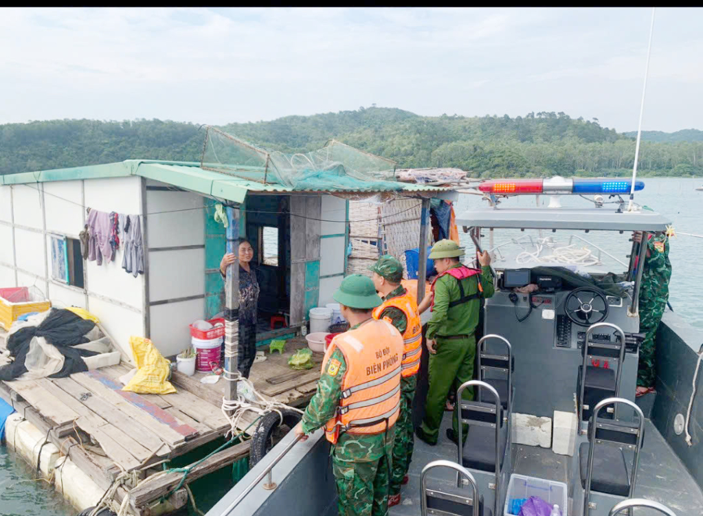 Đồn BP Ngọc Vừng phối hợp với lực lượng công an kiểm tra, kiểm soát các phương tiện hoạt động trên khu vực biên giới đơn vị quản lý.