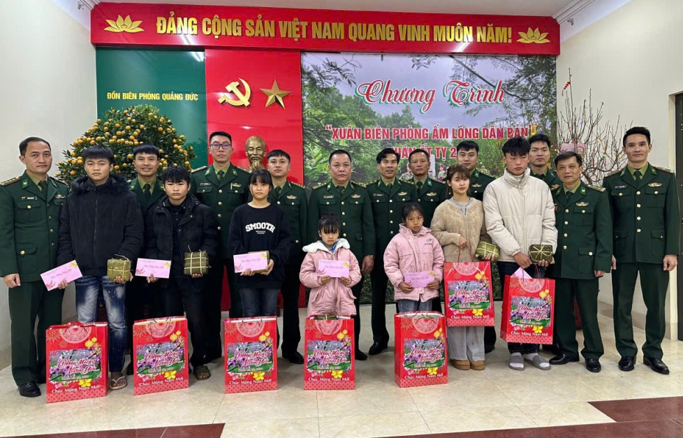 Đồn BP Quảng Đức tặng quà cho người dân trong Chương trình Xuân biên phòng ấm lòng dân bản Xuân Ất tỵ 2025