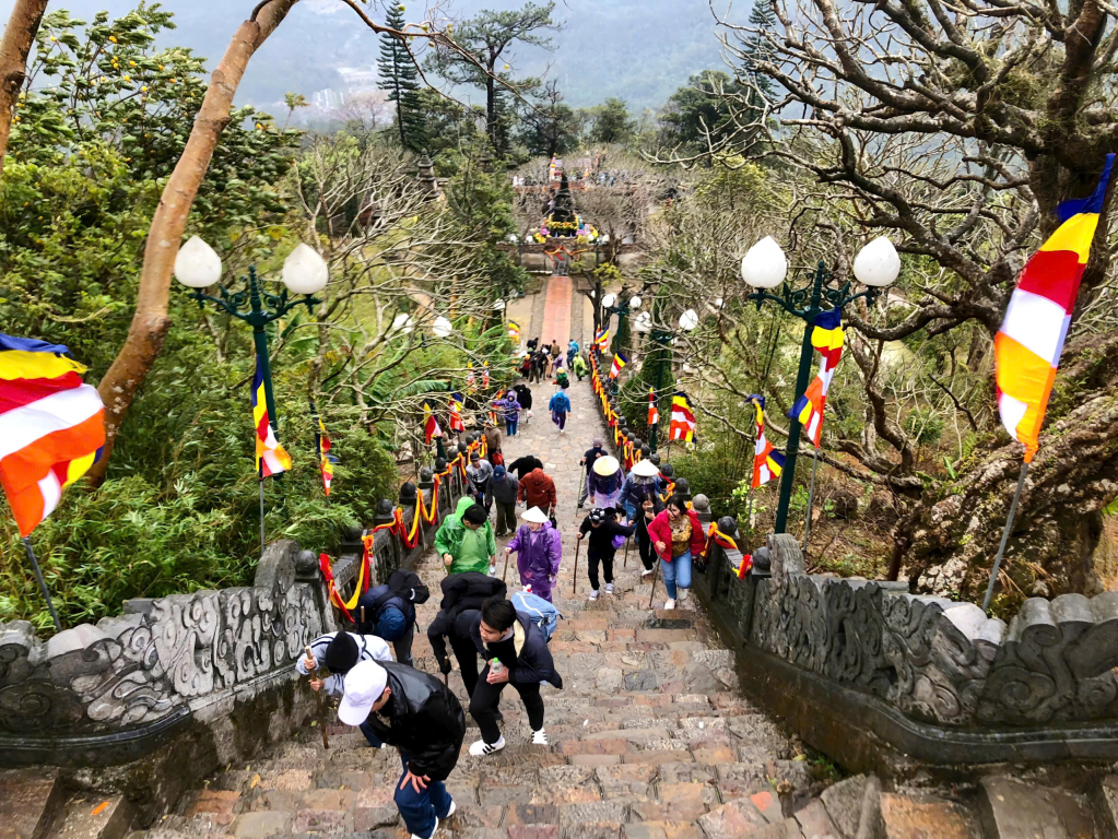Từ đầu năm đến nay, mỗi ngày, có hàng ngàn du khách hành hương về Yên Tử để tham quan, chiêm bái. 