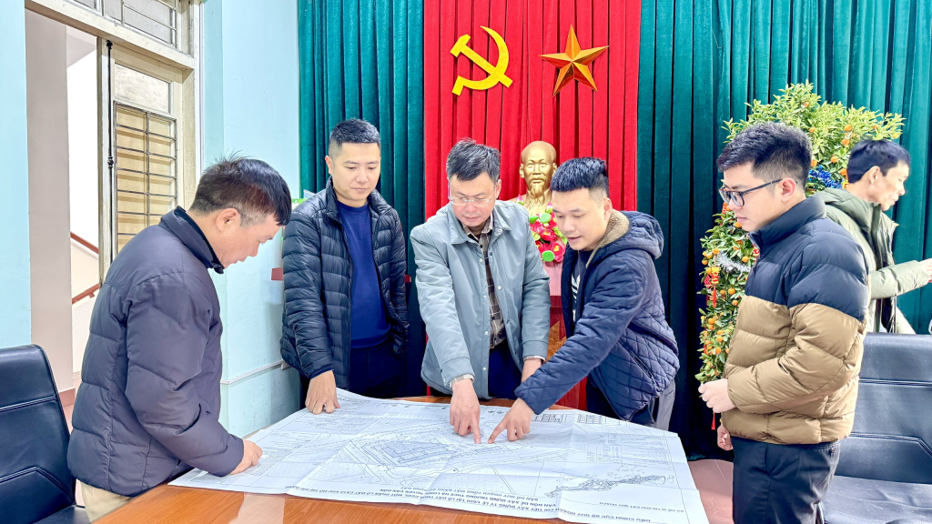 Cán bộ, nhân viên Ban Quản lý dự án đầu tư xây dựng huyện Vân Đồn, rà soát, tháo gỡ những khó khăn cho các dự án đang triển khai.
