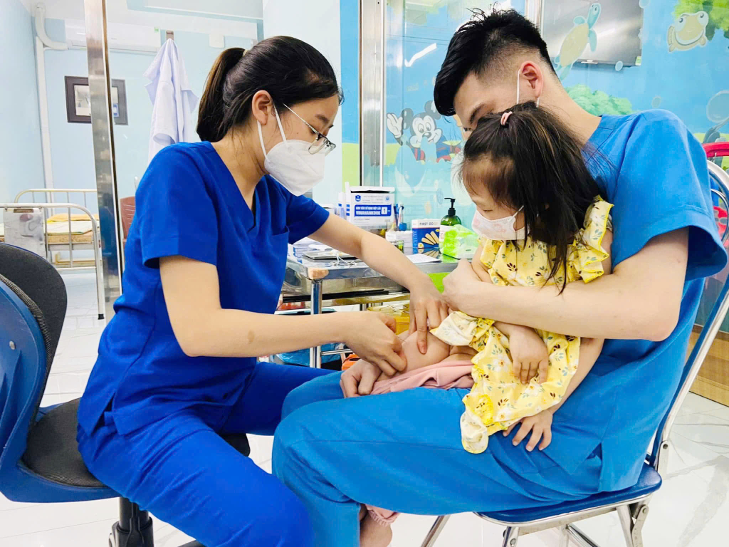 Hoạt động khám chữa bệnh, chăm sóc sức khoẻ nhân dân được các cơ sở hành nghề khám chữa bệnh tư nhân triển khai thường xuyên và hiệu quả. Ảnh: Hải Ninh (TTTT&VH TP Móng Cái)
