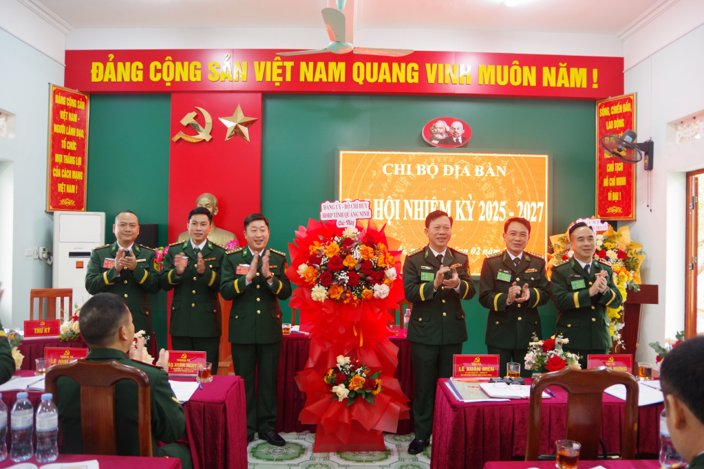 Lãnh đạo Đảng ủy BĐBP tỉnh tặng hoa chúc mừng các đồng chí được bầu vào cấp ủy khóa mới nhiệm kỳ 2025 - 2027.