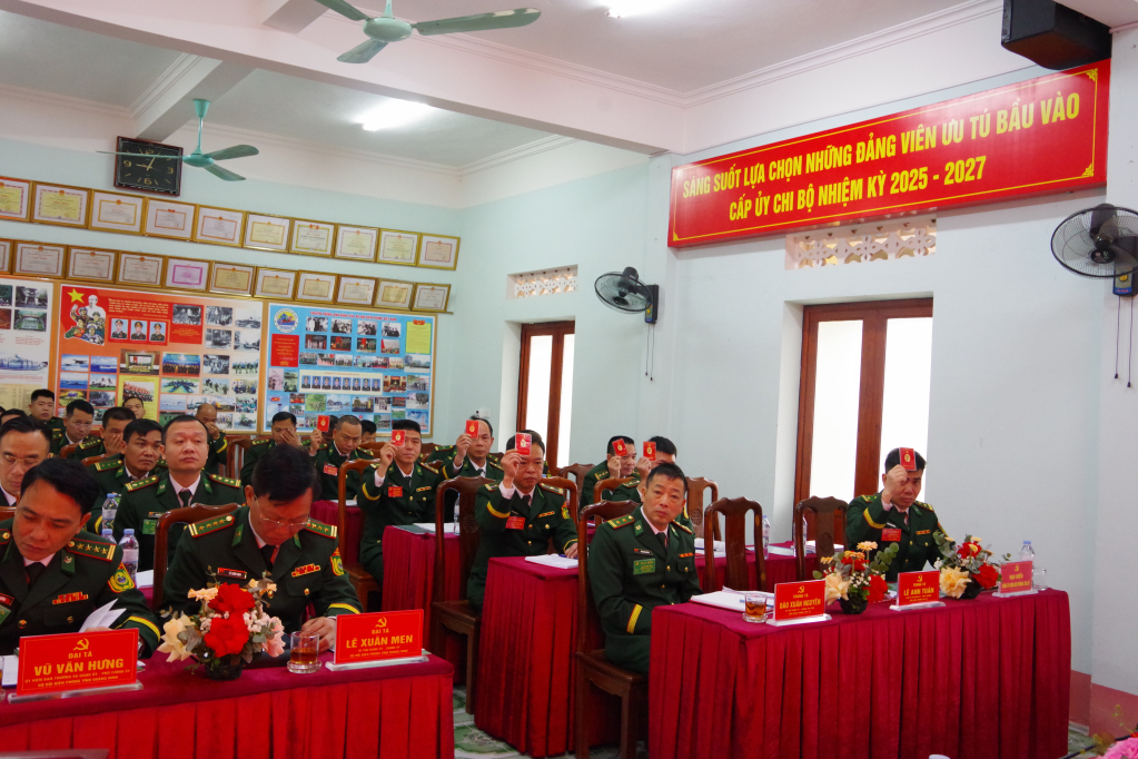 Đại biểu biếu quyết thông qua nghị quyết nhiệm kỳ 2025 - 2027