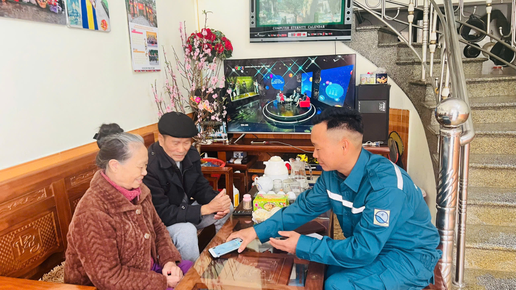 Anh Vương Trung Hiếu tuyên truyền sử dụng nước sạch cho người dân thành phố Móng Cái.
