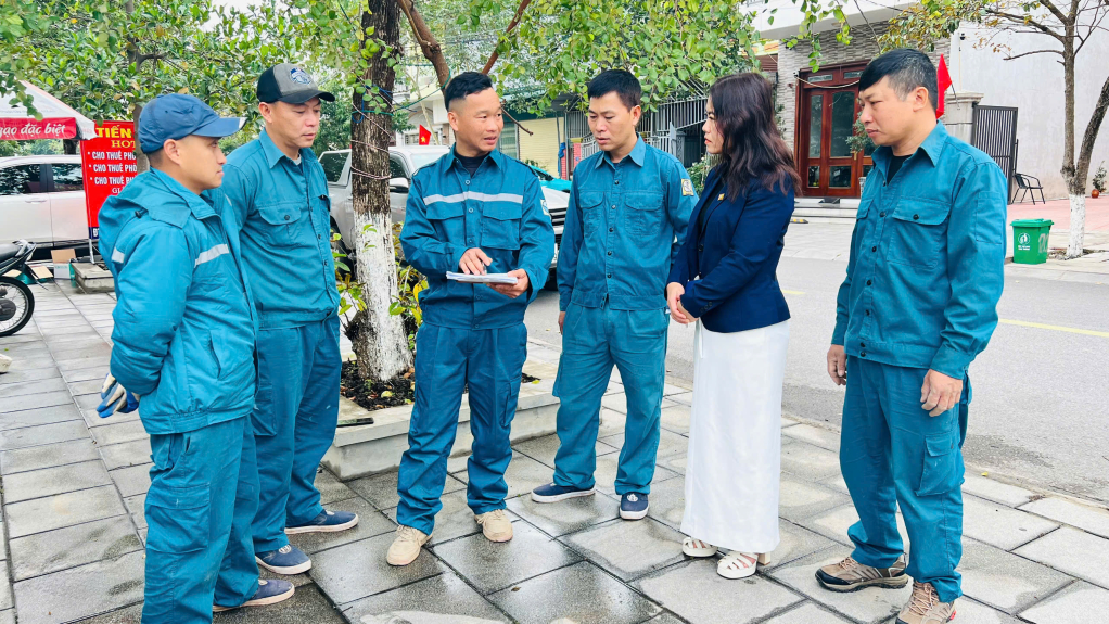 Anh Vương Trung Hiếu trao đổi kế hoạch với đồng nghiệp trước khi chuẩn bị thực hiện nhiệm vụ.
