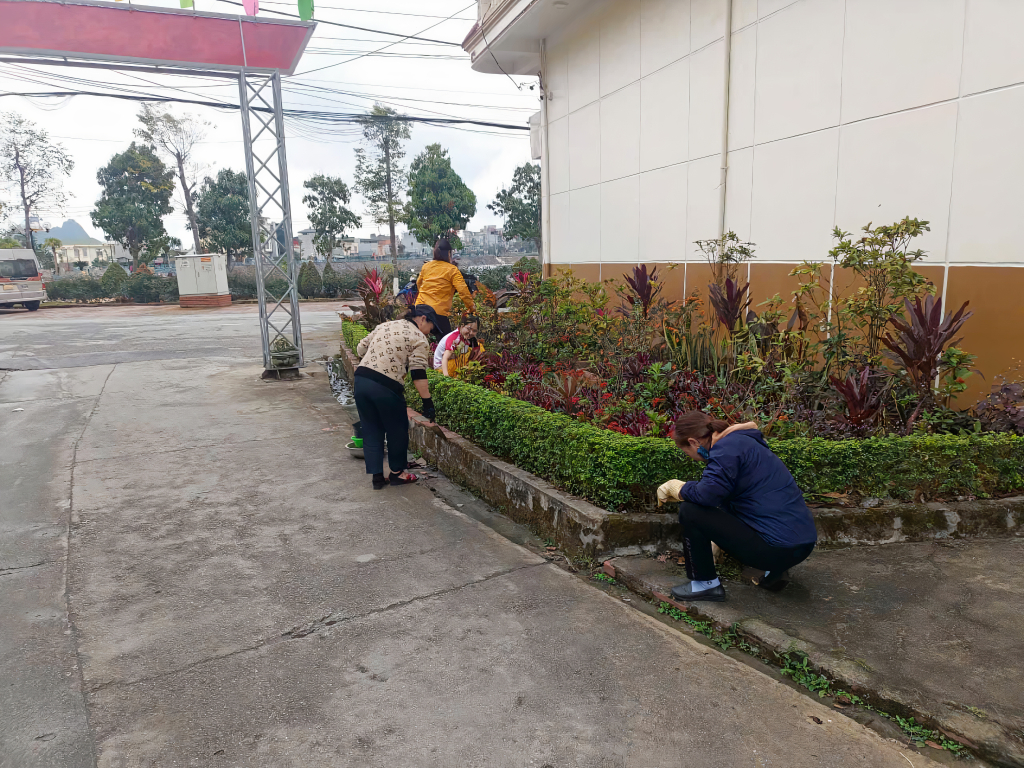 Hội LHPN xã Hạ Long (huyện Vân Đồn) tham gia dọn dẹp vệ sinh môi trường.