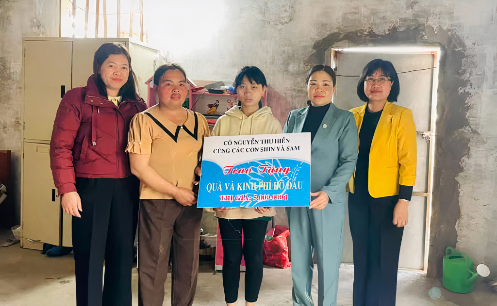 Hội LHPN huyện Ba Chẽ trao quà và kinh phí hỗ trợ đỡ đầu cho em Triệu Thị Kim Phấn (thôn Đồng Cầu, xã Lương Minh).