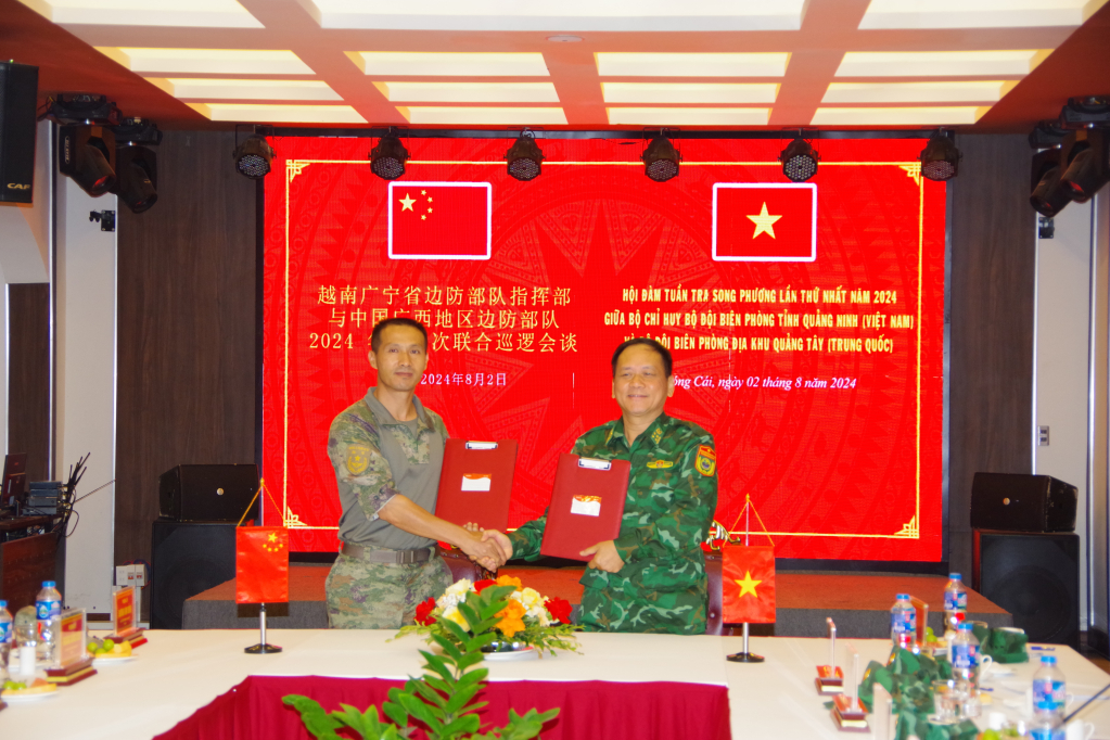 Bộ Chỉ huy BĐBP tỉnh Quảng Ninh (Việt Nam) – Bộ đội Biên phòng địa khu Quảng Tây (Trung Quốc) ký biên bản đợt tuần tra song phương biên giới Việt Nam – Trung Quốc lần thứ nhất năm 2024. Ảnh: Nguyễn Chiến