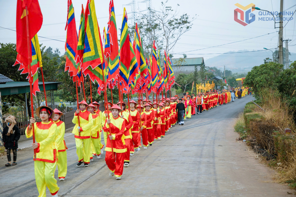 Với lợi thế là điểm du lịch tâm linh quan trọng của tỉnh, Đông Triều đang đẩy mạnh các hoạt động phát triển du lịch, dịch vụ thương mại (Ảnh: Nghi lễ Rước nước Lễ hội Thái Miếu xuân 2025-Lê Đại-CTV)