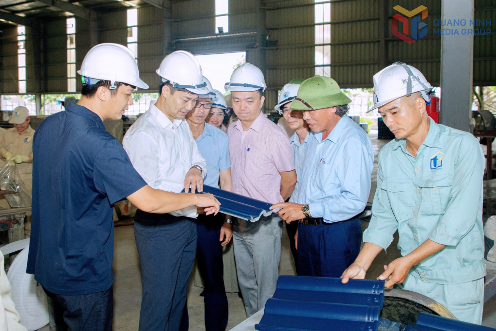 Lãnh đạo thị xã thăm và làm việc tại Công ty TNHH Thanh Tuyền.