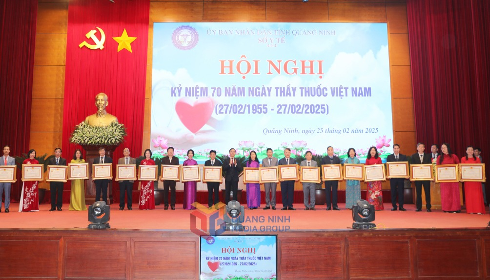 Thừa ủy quyền của Chủ tịch nước CHXHCN Việt Nam, đồng chí Phạm Đức Ấn, Chủ tịch UBND tỉnh, trao Quyết định phong tặng Thầy thuốc ưu tú cho 42 bác sĩ.