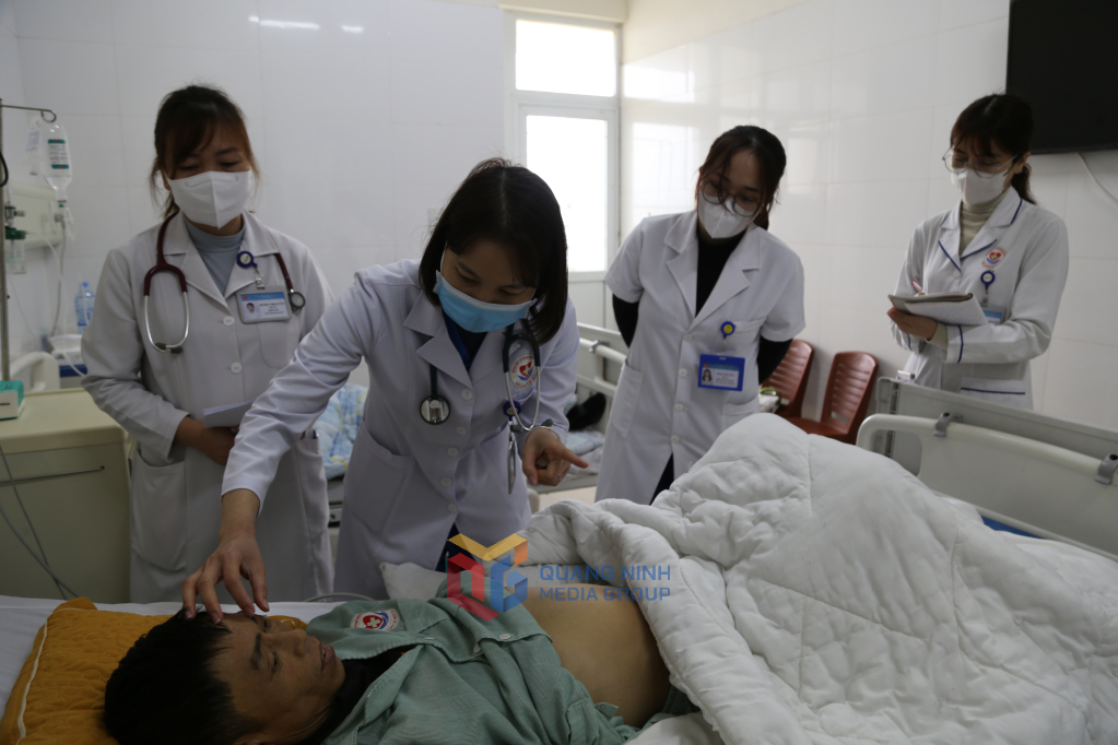Bác sĩ Dương Thị Thu Hương, trưởng khoa Nội, Trung tâm Y tế TP Móng Cái cùng các y sĩ, điều dưỡng thăm khám cho bệnh nhân