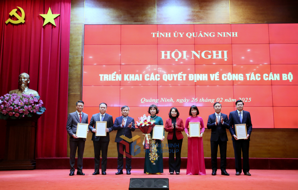 Thường trực Tỉnh ủy trao quyết định thành lập Sở Nội vụ và tặng hoa chúc mừng.