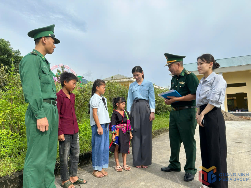 Cán bộ Đồn BP Pò Hèn thường xuyên đến trường hỏi thăm, động viên 